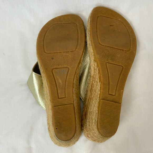 Andre Assous Sandals 40 / 9.5 Womens Gold Leather Thong Espadrille Wedge Spain - Picture 8 of 12